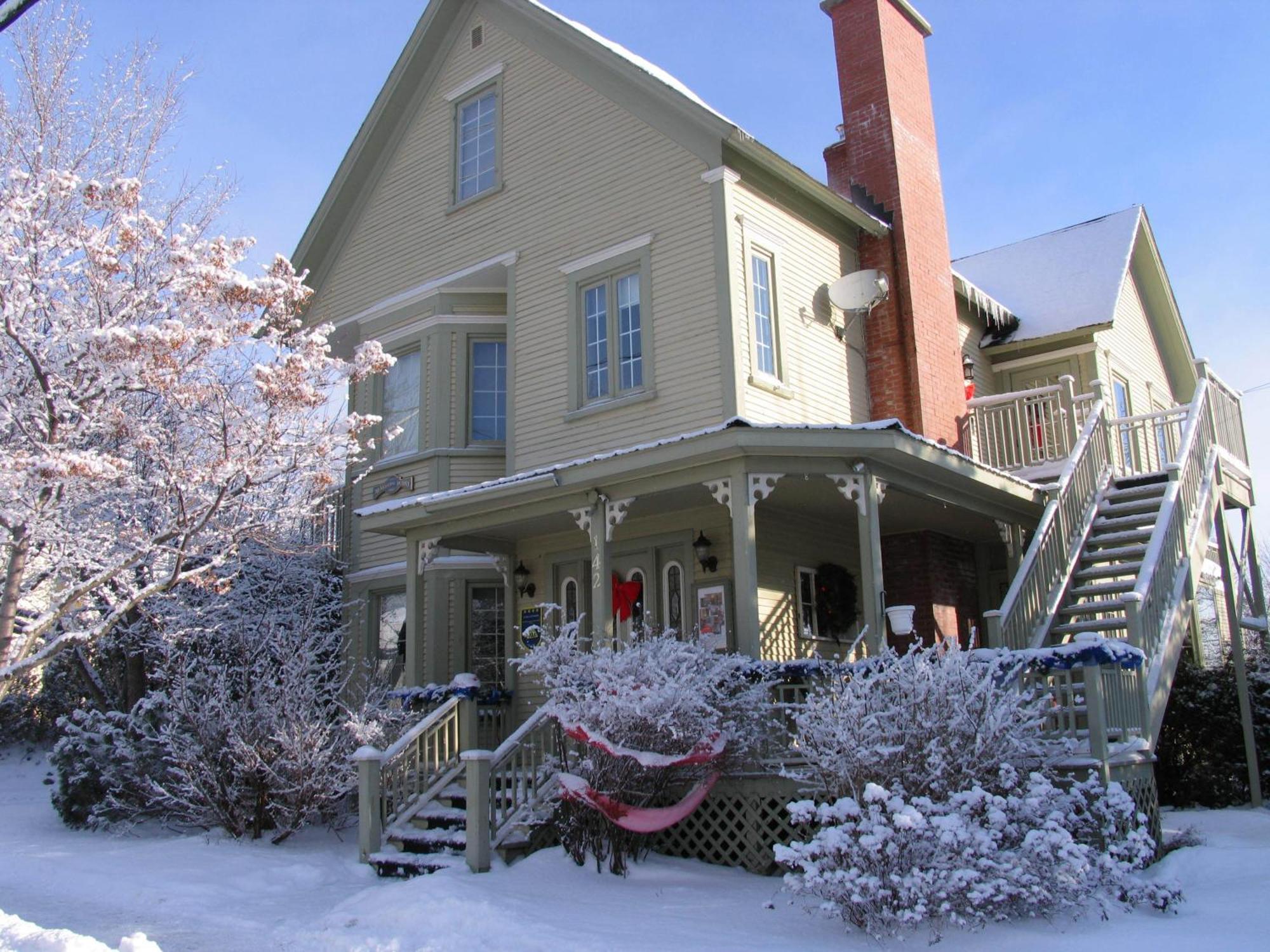 La Belle Victorienne Hotel Magog Exterior photo